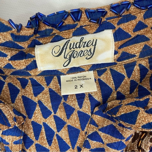 Audrey Jones wild vintage tribal print beaded button down top. 2X - Picture 6 of 8